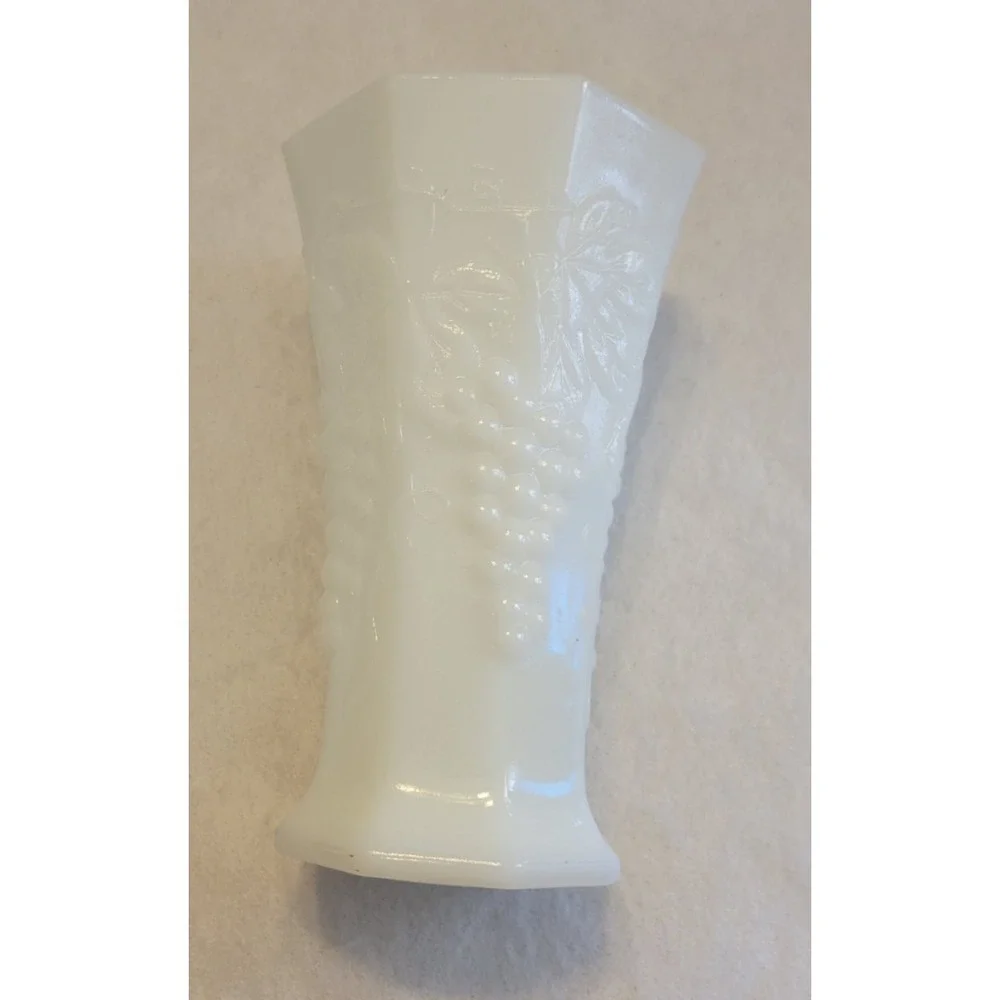 vtg White Milk Glass Vase Grape Vine‎ Anchor Hocking Pedestal Farmhouse Decor